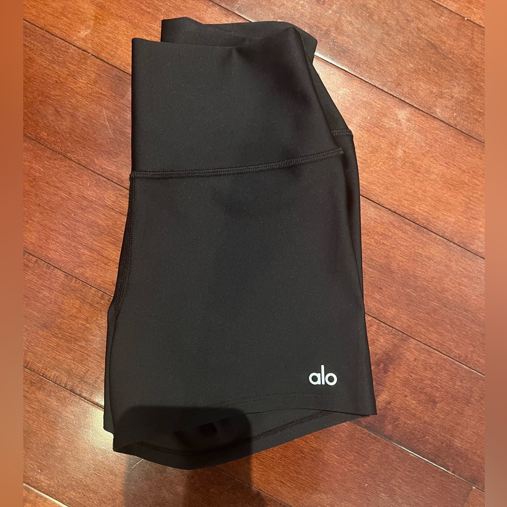 NEVER WORN (without tags) short ALO bikers size S.